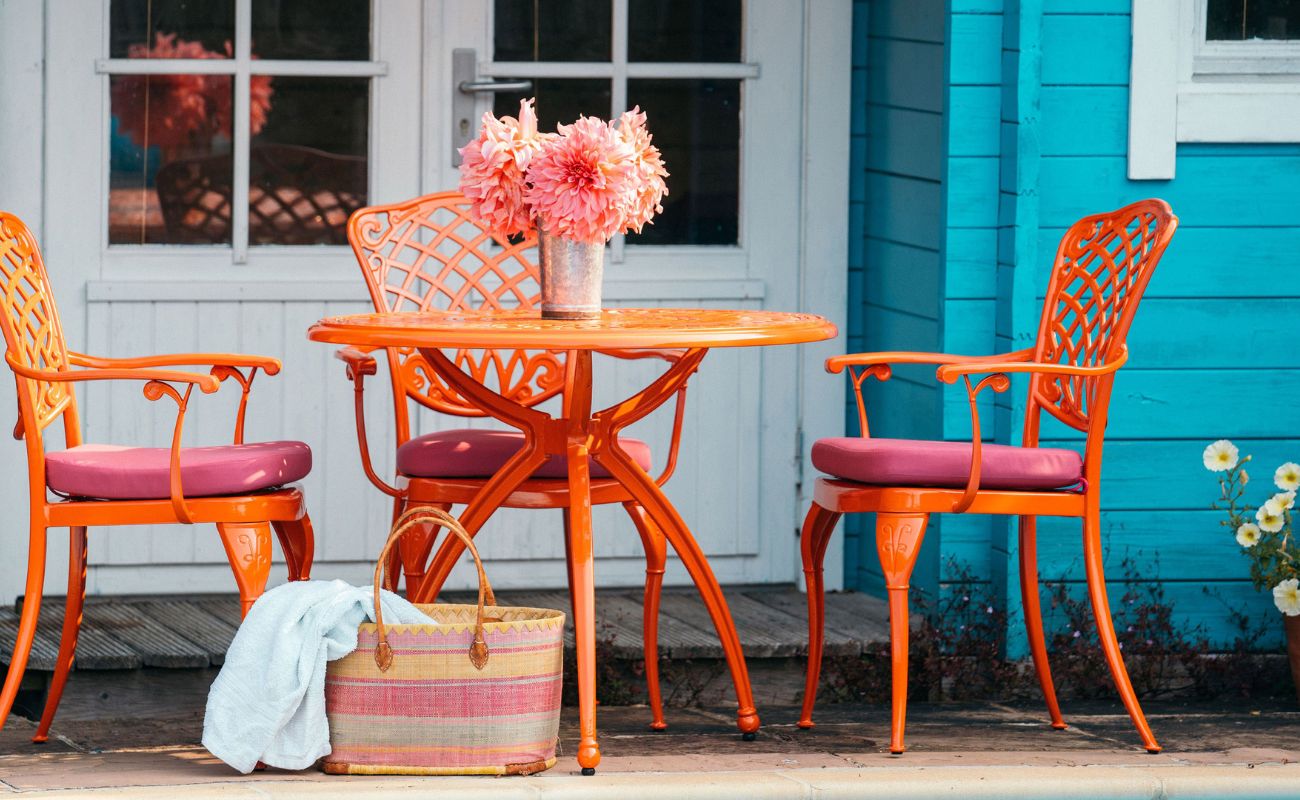 Painting metal outdoor furniture is a fantastic way