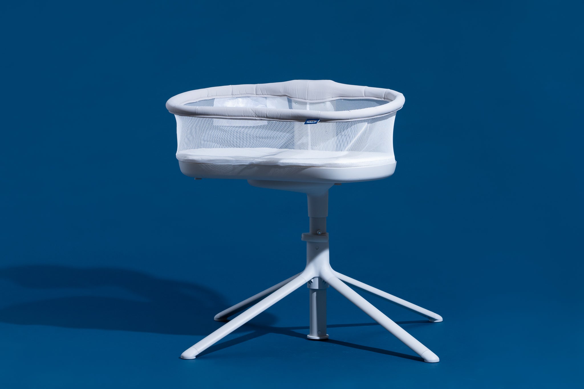 Sleeping Soundly: The Halo Bassinet Swivel Sleeper Review插图4
