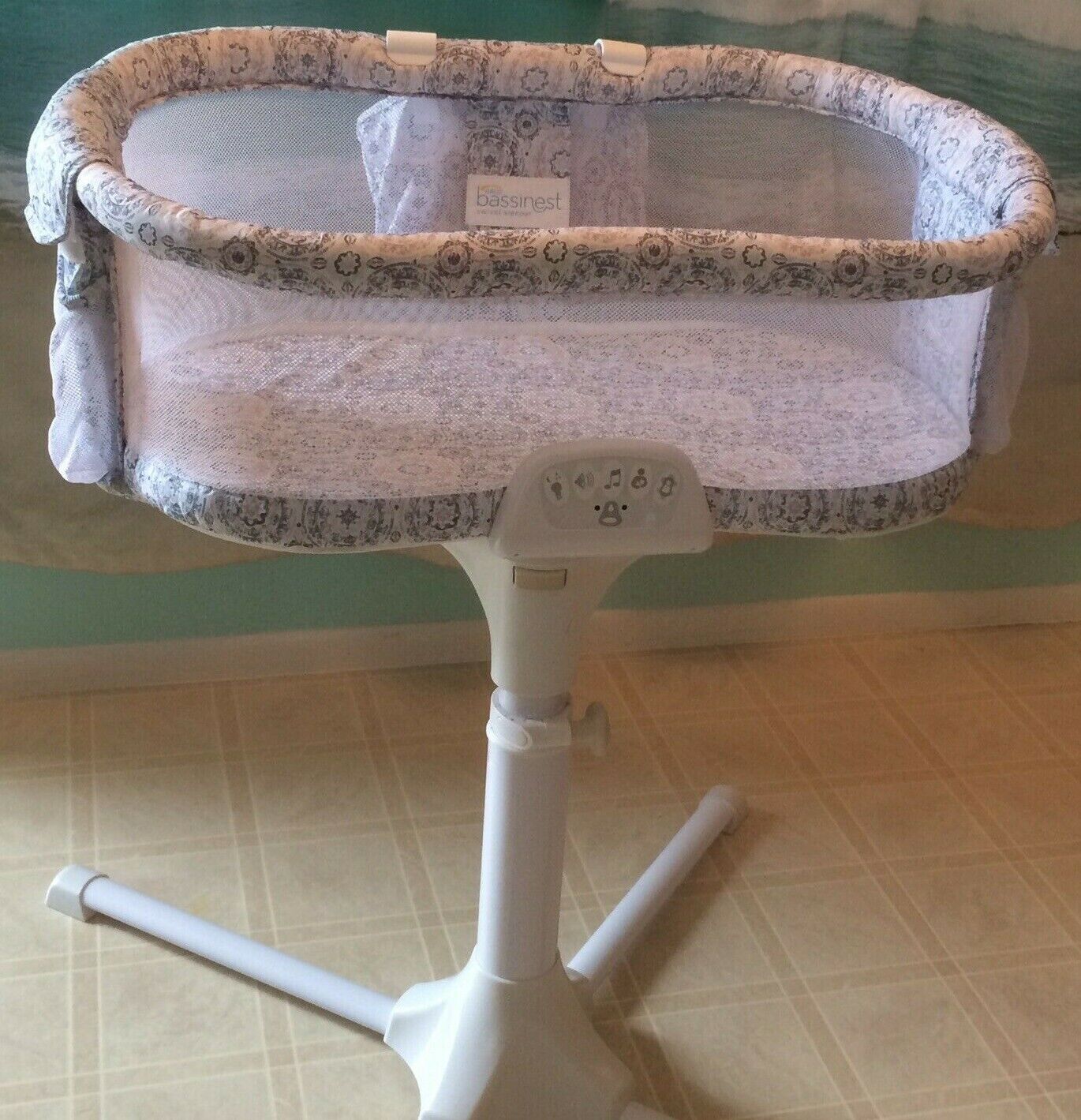 Nursery Comfort Redefined: The Halo Luxe Bassinet Review插图3