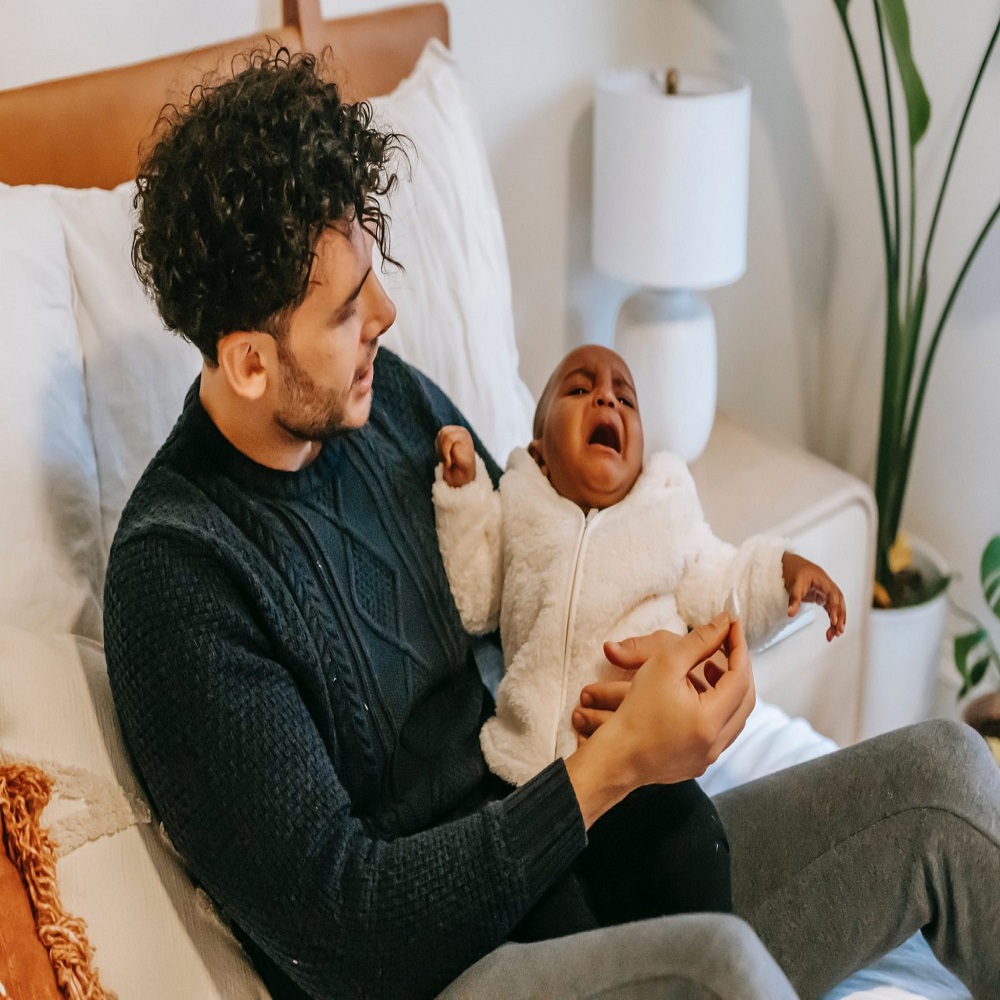 baby cries hysterically before bed 4 months