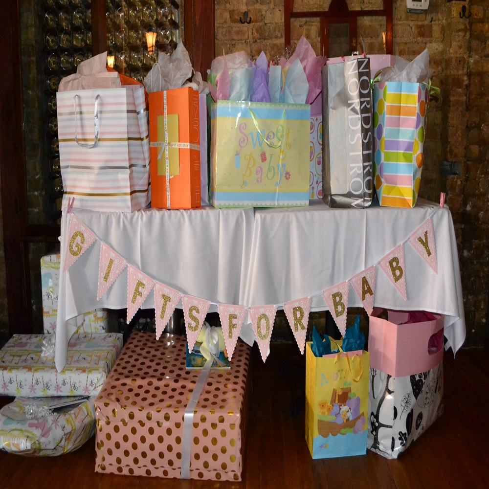 Attractive creativity: Creative Baby Shower Gift Table Setups